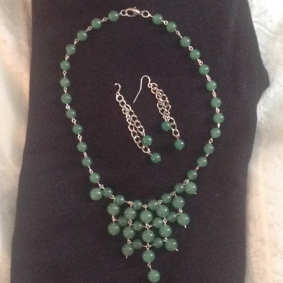 Green necklace and earrings set - Picture 1 of 2